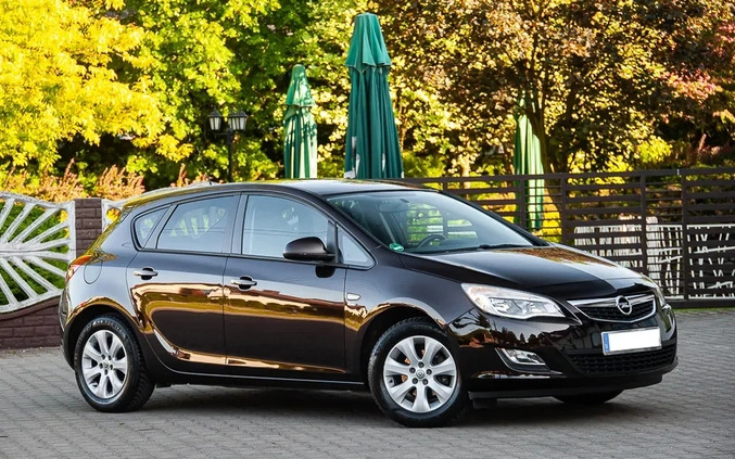 Opel Astra cena 29900 przebieg: 170000, rok produkcji 2012 z Bierutów małe 596